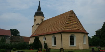 alte Kirche mit schiefem Turm in Geierswalde